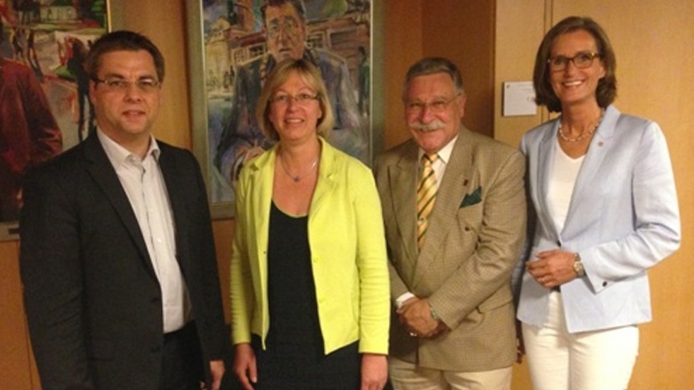 Auf dem Bild von links: Oliver Dörflinger, Stadtrat Petra Nicolaisen, MdL, Vorsitzende des FAK Innen & Recht; Friedrich-Wilhelm Strohdiek , Stadtpräsident; Babett Schwede-Oldehus, CDU-Fraktionsvorsitzende Auf dem Bild von links: Oliver Dörflinger, Stadtrat Petra Nicolaisen, MdL, Vorsitzende des FAK Innen & Recht; Friedrich-Wilhelm Strohdiek , Stadtpräsident; Babett Schwede-Oldehus, CDU-Fraktionsvorsitzende