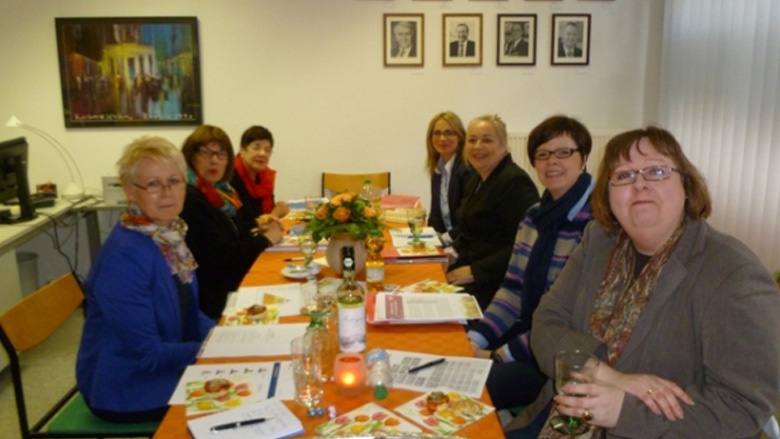 linke Seite, von vorne: Astrid Damerow, Barbara Woop, Sighild Klamt rechte Seite, von hinten: Olga Ekkert, Maike Enge, Stephanie Victorian, Dr. Stefanie Rönnau (Babett Schwede-Oldehus fotografiert) linke Seite, von vorne: Astrid Damerow, Barbara Woop, Sighild Klamt rechte Seite, von hinten: Olga Ekkert, Maike Enge, Stephanie Victorian, Dr. Stefanie Rönnau (Babett Schwede-Oldehus fotografiert)