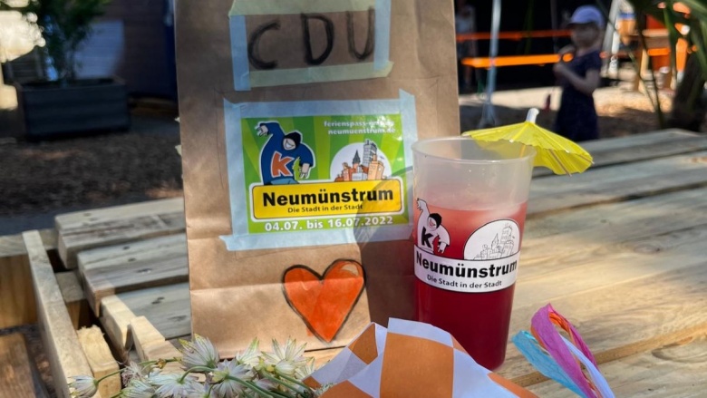 Besuch in Neumünstrum: Gastgeschenke der Neumünstrum-Verwaltung
