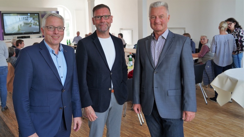 Stiftungsvorstand Enno Körtke mit Arne Rüstemeier (CDU) und Frank Matthiesen (SPD)