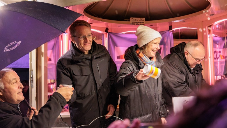 Daniel Günther gibt Punsch aus