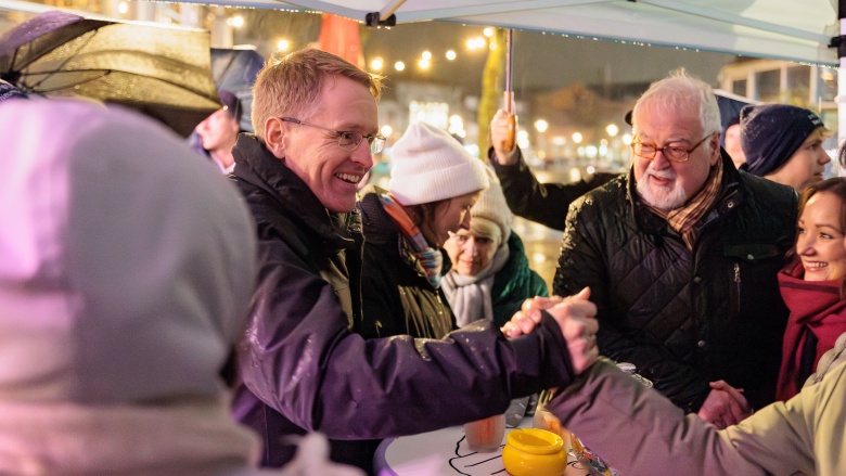 Daniel Günther unterhält sich mit Bürgern