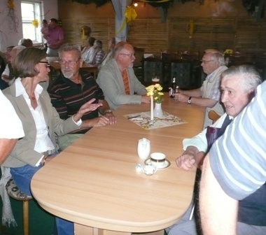 Diskussion am Tisch in netter Runde