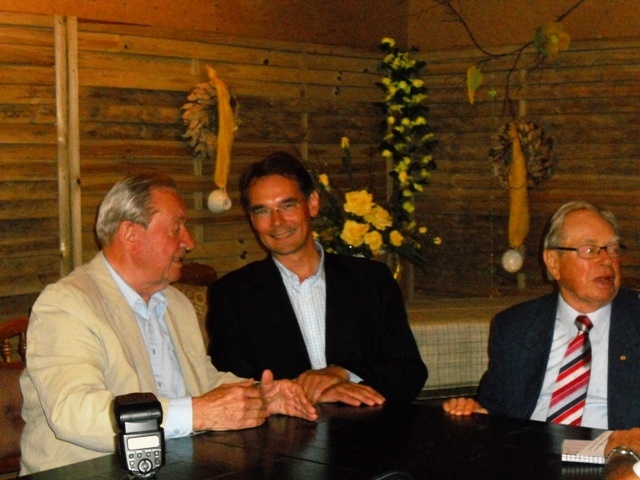 Ehrenvorsitzender Herbert Möller, Ingbert Liebing, MdB, und Werner Holling, ehemals Bauausschuss-Vorsitzender tauschen Erinnerungen aus.