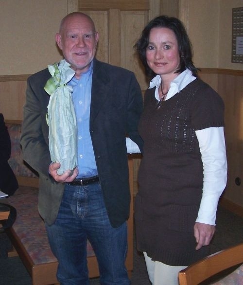 Sandra Weiß verabschiedet Peter Meinke als Beisitzer aus dem Vorstand Einfeld.