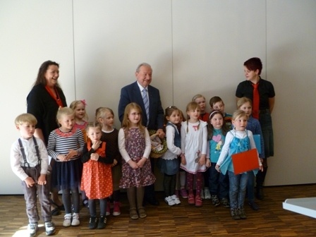 Die Kinder der Kita Nepomuk, DRK, brachten dem Jubilar ein Ständchen