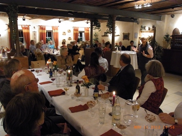 Inge Rohwer (am runden Stehtisch) erzählt plattdeutsche Geschichten