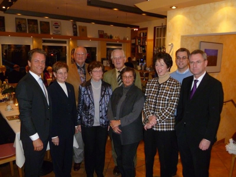 Wolf Rüdiger Fehrs und Torsten Geerdts, MdL ehren die langjährigen Mitglieder der CDU Neumünster. 