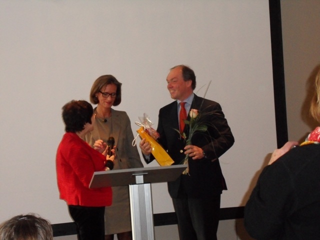 Dr. Murmann erhält ein Präsent von der Vorsitzenden Sighild Klamt und der stelllv. Vorsitzenden, Babett Schwede-Oldehus