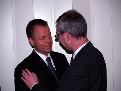 Wolf Rüdiger Fehrs gratuliert Torsten Geerdts.