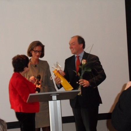 Dr. Murmann erhält ein Präsent von der Vorsitzenden Sighild Klamt und der stelllv. Vorsitzenden, Babett Schwede-Oldehus