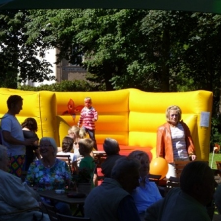 Die Kinder hatten Spaß bei der Hüpfburg.